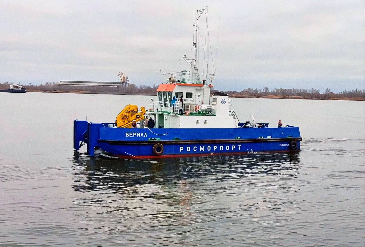 В декабре на ВКМСК приступает к работе новое судно обеспечения Судно Берилл усилит флот Росморпорта сейчас оно находится в морском порту Астрахани Берилл головное судно проекта FPW1 предназначенное для комплексного сопровождения несамоходных земснарядов высокой производительности проекта FPDG3 В задачи судна входит буксировка снабжение топливом и водой а также вспомогательные работы при дноуглублении Ледовый класс Ice1 позволяет эксплуатировать Берилл круглогодично включая зимний период Росморречфлот в MAX ВК