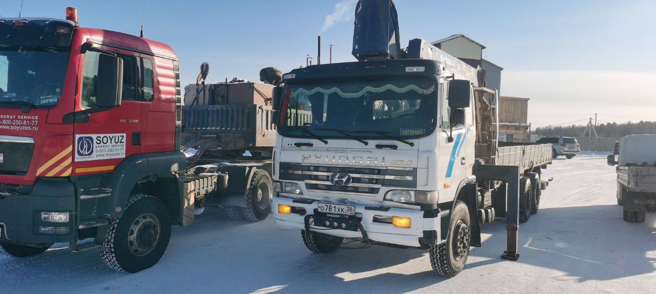 Мощные трансформаторы везут в Бодайбо на прогрев теплосети По поручению губернатора Игоря Кобзева их доставляют из Иркутска Усть Кута и Казачинско Ленского района Они прибудут в город в ближайшие часы Сварщикам которые работают на улице Садовой передадут теплые носки и термоноски перчатки и краги противопожарные одеяла для подстилания под ноги Ремонтники трудятся на улице круглосуточно в мороз ниже 30 градусов Игорь Кобзев сегодня вылетает в Бодайбо С ним отправляются представители полпредства СФО и Минстроя РФ а также технические специалисты Будем решать вопрос о введении режим ЧС регионального уровня Первоочередной задачей остаётся восстановление тепло и водоснабжения домов и социальных объектов Жителей в беде не оставим и будем работать до полной ликвидации чрезвычайной ситуации подчеркнул губернатор 3 из 4 котельных работают в штатном режиме К теплосетям подключены 5 частных домов Продолжается восстановление тепловой магистрали до МКД на Садовой Идет процесс подключения к теплу школы 3 и коррекционной школы В проработке варианты восстановления водоснабжения и водоотведения Верблюд в огне