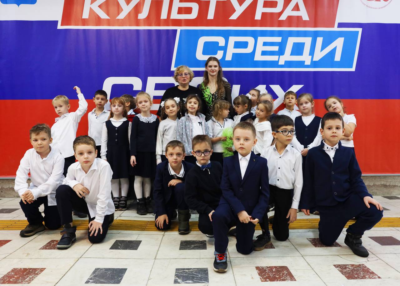 В ДК им Воровского учеников школы 5 торжественно посвятили в первоклассники Праздник организован с целью помочь детям адаптироваться к учебному процессу почувствовать себя настоящими школьниками и сформировать позитивное отношение к обучению Организаторы считают что создание дружелюбной атмосферы в самом начале учебного пути способствует дальнейшим успехам детей Для первоклассников подготовили насыщенную развлекательную программу которая включала танцевальные номера песни и интерактивные игры с участием аниматоров  Больше фотографий в нашем альбоме ramenskoye official