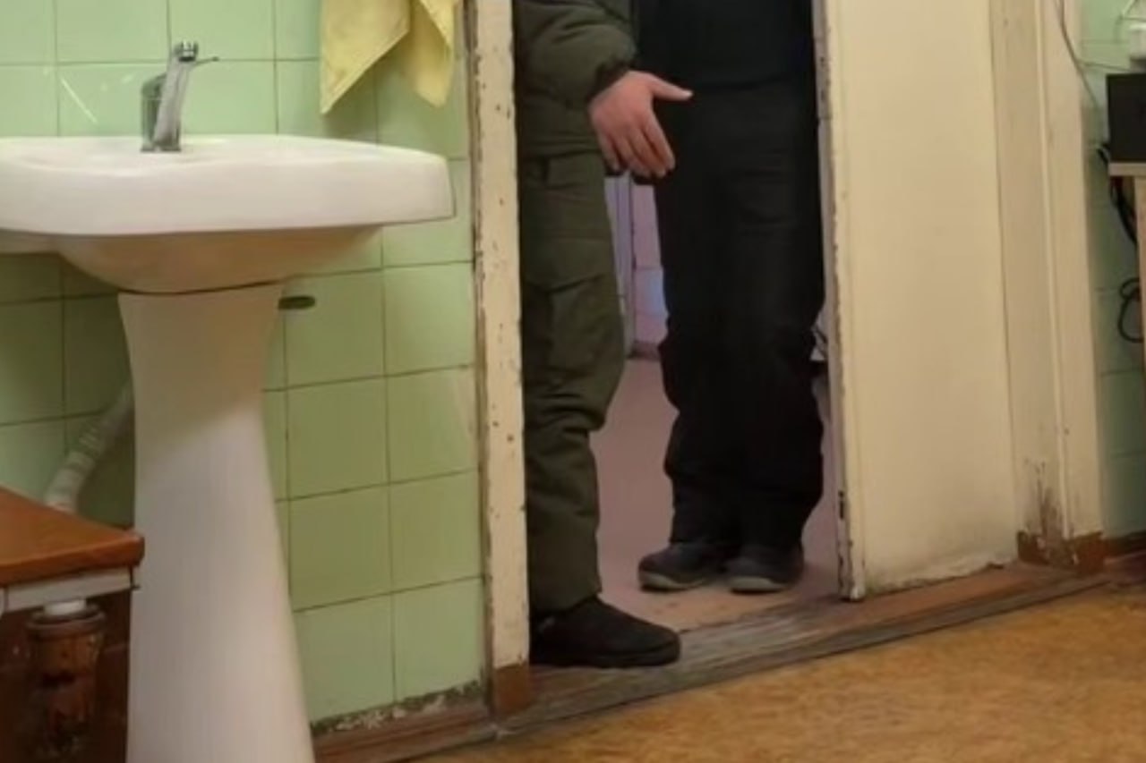 Я тебя раком поставлю в Челябинске разъяренный папаша угрожал детскому врачу В Челябинской детской поликлинике отец угрожал врачу самыми грязными словами Папаша закатил истерику после осмотра его ребенка Несмотря на попытки врача оправдаться он угрожал расправой и насилием Я за своего ребенка тебя убью Я сидеть не боюсь Я тебя в рот за своего ребенка Выходи на улицу чтобы я тебя Ребенок у меня болеет ты не разговариваешь истерично орет мужичок Пожалуйста послушайте меня секунду Я ребенку лечение написал У него все написано как и чем лечить Маме я все объяснил пытается оправдаться врач Я тебя раком поставлю Я тебе свой в уши засуну продолжает озвучивать свои фантазии в детской поликлинике папаша На протяжении трехминутного видео которое разлетелось по соцсетям отец средне вяло порывается ко врачу но его удерживает некий мужчина в дверном проходе Врач с молодым голосом пытается вразумить буйного Теперь отцу года придется ответить за слова Следственный комитет завел уголовное дело по поручению и о руководителя по Челябинской области Незамедлительно возбуждено уголовное дело по признакам преступления предусмотренного п а ч 1 ст 213 УК РФ хулиганство с угрозой применения насилия сообщили в пресс службе челябинского следкома Следователи уже разбираются в ситуации Папаня рискует расстаться с семьей на срок до пяти лет