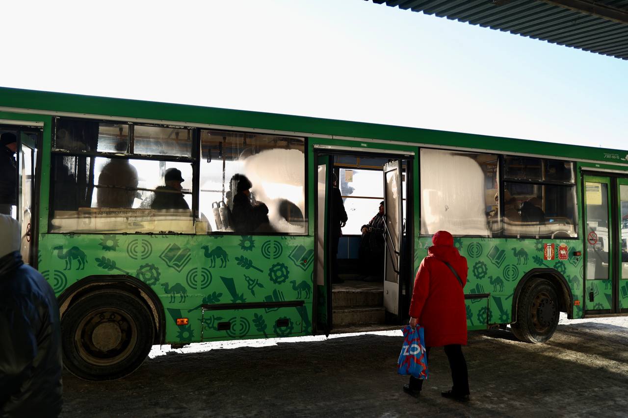 В Челябинске с нового года изменят маршруты четыре автобуса  Трассы автобусных маршрутов № 26, 33, 85 и 300 скорректируют в Челябинске с 1 января. А в пригородах в начале 2025 года появятся два новых маршрута.   — Изменение движения автобусов Челябинской агломерации позволит сократить время в пути на некоторых маршрутах, а также улучшить транспортную доступность отдельных улиц и целых поселков, — пояснили в учреждении.  С нового года в Челябинске удлинят маршрут автобуса № 26 по проспекту Ленина от ЮУрГУ до Агроуниверситета.  Автобус № 33 изменит трассу в Ленинском районе, где пойдет по улицам Лизы Чайкиной и Масленникова.  Автобус № 85, перестанет заезжать на Салютную, а проследует по улице Первой Пятилетки.  Маршрут № 300 продлят от Большого Баландино до Прохорово.           Поддержать канал