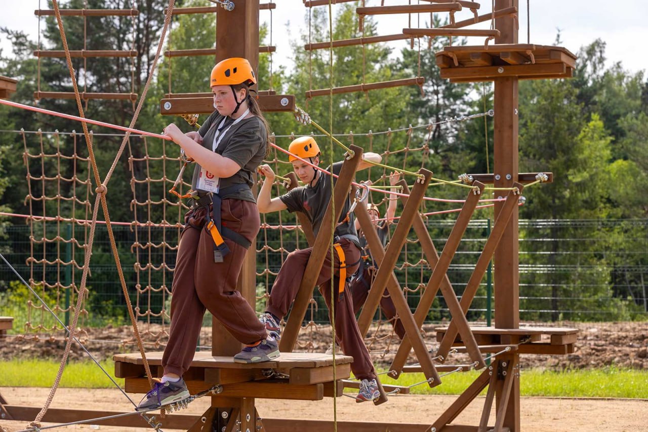 Новые спортивно патриотические лагеря откроются в Москве в этом году В прошлом году в столице заработали первые три спортивно патриотических палаточных лагеря они были очень популярными Ребята с родителями просили расширить сеть таких площадок Поэтому уже этим летом добавим еще семь лагерей отметил мэр Москвы Каждый лагерь назван в честь выдающегося маршала или полководца в Алабине разместят лагеря Жуков и Конев на территории парка Патриот Рокоссовский на базе центра МЧС в Ногинске Василевский на территории Московского высшего общевойскового командного училища Суворов Багратион и Нахимов в Звенигороде Чуйков и Ушаков в Одинцовском городском округе Московской области Кутузов Школьники пройдут тактическую подготовку а также научатся оказывать первую помощь Кроме того их ждут спортивные турниры кинопоказы и концерты Каждая смена завершится масштабной полевой игрой Подать заявку на участие можно через платформу Московская электронная школа в сервисе Кружки электронного дневника на school mos ru или в мобильном приложении Дневник МЭШ Участие в проекте бесплатное