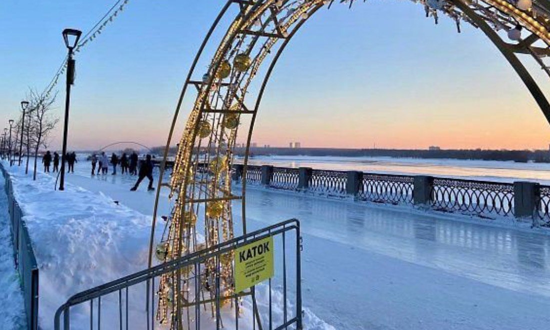 В Новосибирске открыли самый длинный в России каток                                                                             Михайловская набережная приняла желающих покататься на коньках в субботу, 7 декабря. Этот каток протяжённостью 1300 м считается самым длинным в нашей стране.                                                                                 В областной столице он работает третью зиму. Обустраивает его «Дирекция городских парков».                                                                                                                                              За удовольствие прокатиться по свежему льду на своих коньках придётся заплатить 150 рублей. Аренда обойдётся в 350 рублей за час.