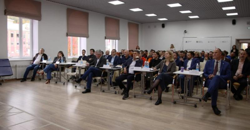 На Камчатке завершился IV cпутник Конгресса молодых учёных Участники представили важные проекты для региона по нескольким областям науки Четвёртый спутник доказал что в Камчатском крае рождаются идеи способные решить важные задачи региона Важно что в работе участвовали как учебные заведения так и бизнес что объединяет науку и практику Мы будем поддерживать эти проекты чтобы они приносили пользу Камчатке и её жителям отметил губернатор края Владимир Солодов Что обсуждали учёные на трёхдневном форуме читайте на портале Камчатка Сегодня Подписаться Прислать Чат