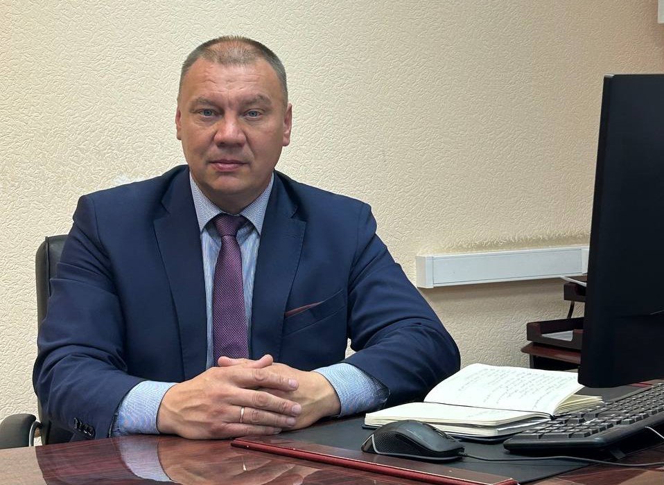 В Бурятии назначили первого замминистра сельского хозяйства Должность занял 42 летний Дмитрий Маляров Он уроженец Кяхтинского района выпускник БГСХА Трудовую деятельность начинал работал главным агрономом в хозяйстве ООО Харгана Затем трудился в различных организациях в том числе 10 лет в управлении Россельхознадзора В Минсельхозе начал работать в мае этого года