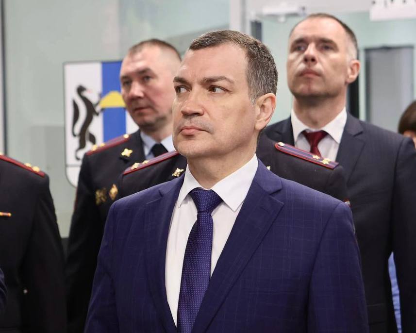 Прокуратура вынесла очередное представление мэру Новосибирска Прокуратура внесла представление мэру Новосибирска Максиму Кудрявцеву «Единая Россия» из-за нарушения законодательства о дорогах, сообщила пресс-служба ведомства. «Одной из причиной значительного числа ДТП явилось ненормативное состояние дорог на территории Новосибирска, связанное с наличием ям, выбоин, просадок, отсутствием дорожной разметки, — считает прокуратура. — Из 631 автомобильной дороги, на которые ранее заключены контракты на разработку проектов организации дорожного движения, в настоящее время утверждено 19 проектов». Нарушения установлены по всему городу, включая Ипподромскую магистраль, Мочищенское шоссе, Красный проспект, улицы Ленина, Депутатскую, Выборную, Советскую и Вокзальную магистраль. По данным ведомства, на разработку проектов организации дорожного движения на 114 дорогах контракты не подписаны. Это уже как минимум четвёртое прокурорское представление Кудрявцеву за год его работы мэром. Ранее ведомство обвиняло его в проблемах с отоплением, неготовности к зиме и незаконном назначении директора муниципальногое предприятия «Спецавтохозяйство», ответственного за вывоз мусора во всём регионе. Кроме того, чиновники объявляли предостережение о недопустимости нарушений градостроительного законодательства при выдаче разрешений на строительство многоквартирных домов. Подписаться Прислать новость Помочь бустами