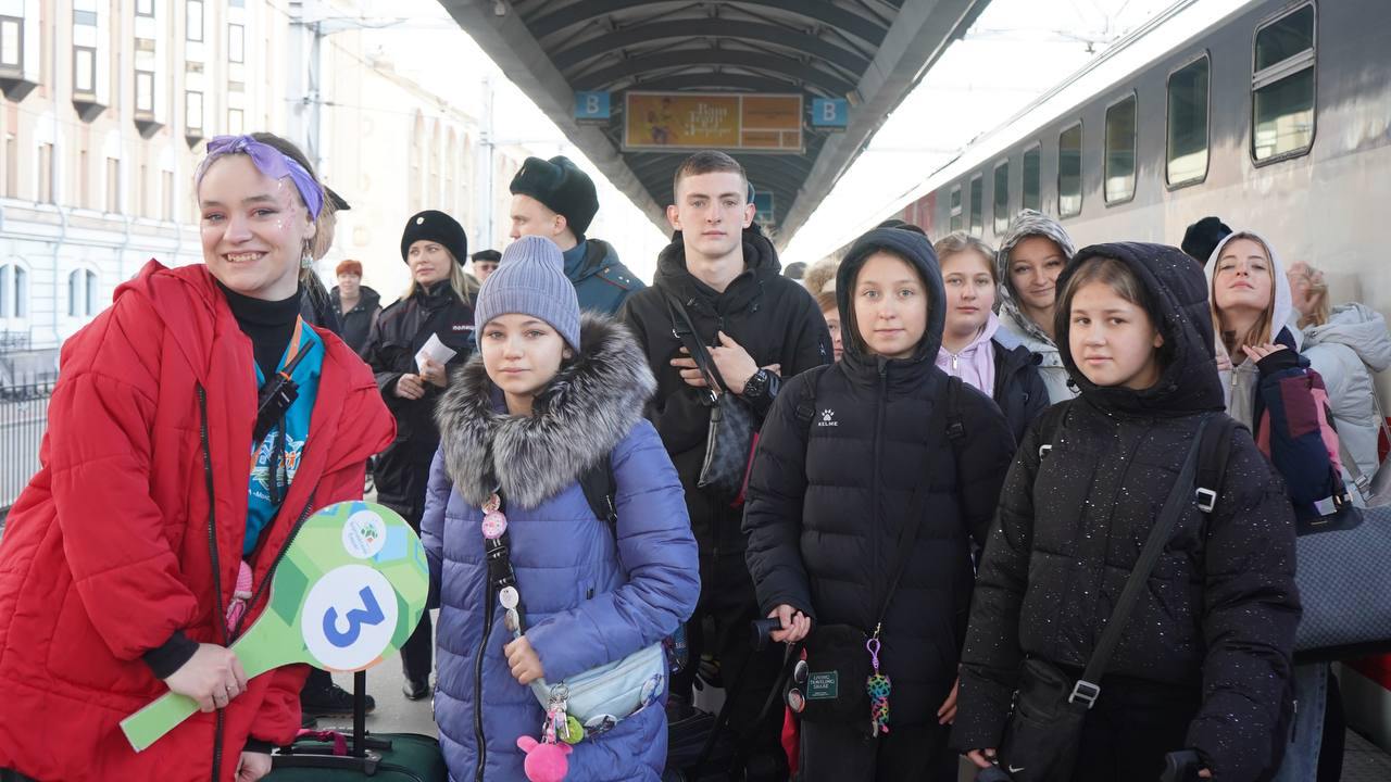 Школьники из Мариуполя проводят каникулы в Петербурге  В лагере «Молодёжное» стартовала смена «Параллелисудьбы» для школьников из Мариуполя — города-побратима Петербурга. Ребята пробудут здесь с 23 по 30 марта, чтобы через творчество, экскурсии и совместные проекты узнать Северную столицу и найти точки соприкосновения с родным городом.  Программа насыщенная: от Екатерининского дворца до музея Академии художеств. Итогом станет авторский тур, где дети объединят театр, мультимедиа и исследования. Лучшие идеи могут стать основой новых экскурсионных маршрутов.  Фото: Побратимство Петербурга и Мариуполя Вечерний Санкт-Петербург