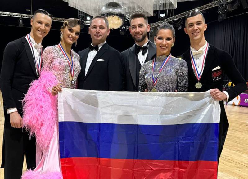Волгоградцы Иван Решетников и Елизавета Харинова стали чемпионами мира по танцевальному спорту в европейской программе Чемпионат завершился в нидерландском городе Ассен Сборная России впервые с 2022 г приняла участие в соревнованиях И сразу триумф Европейская программа бальных танцев включает пять дисциплин медленный вальс венский вальс танго медленный фокстрот и квикстеп Пара из Волгограда уверенно выиграла в каждой из них став недосягаемой для участников из более чем двадцати стран мира Подписывайтесь на тот самый легендарный РИАЦ