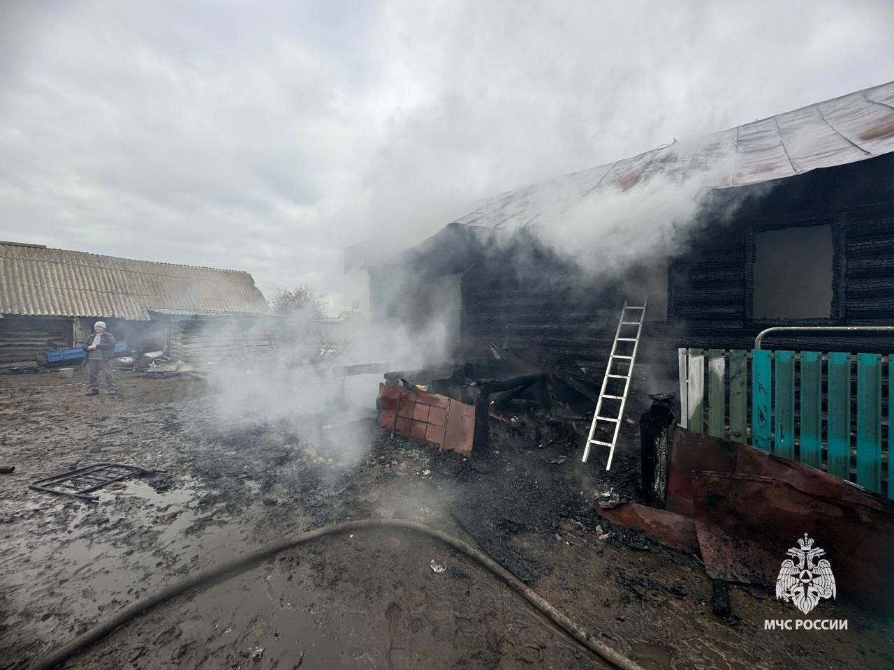 В Башкирии в деревне Чишмы вспыхнул жилой дом. Есть пострадавший и погибший.   «В момент возникновения пожара в доме находились два человека. Женщина успела вовремя подползти к выходу, где её заметили соседи и помогли выбраться из дома. К сожалению, в ходе разбора места пожара обнаружен погибший 51-летний мужчина. К тушению пожара привлекались 9 специалистов и 3 единицы техники», — сообщают в МЧС.   По предварительной информации, пожар мог произойти из-за неосторожности при курении.