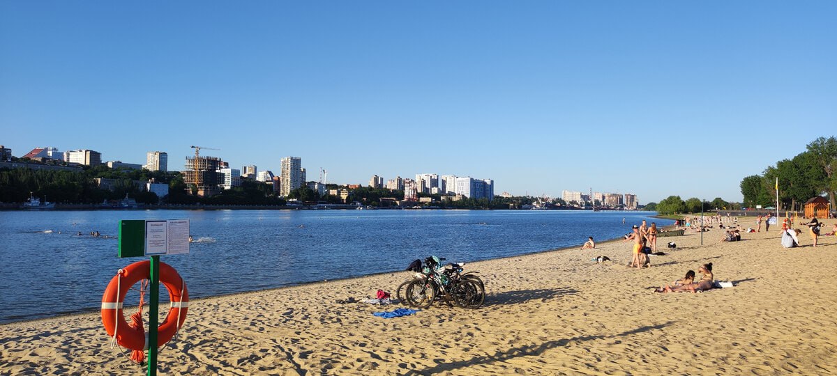 В Ростовской области введен запрет на купание детей младше 16 лет в водоемах без сопровождения взрослых  Депутаты Заксобрания Ростовской области в рамках 21-го заседания приняли региональный закон, запрещающий детям до 16 лет в летнее время находиться на водоемах без сопровождения родителей, а зимой - находиться на льду водоемов, сообщил спикер регионального парламента Александр Ищенко.    "Принимается областной закон, внесенный прокурором области и направленый на предотвращение гибели детей на водных объектах. Начинается сезон летних отпусков, открываются пляжи и в этой связи предлагается установить запрет для детей до 16 лет на купание в водоемах без сопровождения родителей или законных представителей, или лиц, которые осуществляют мероприятия с участием детей", - сказал Ищенко журналистам.    Он добавил, что зимой детям до 16 лет запрещается находиться на льду водоемов.    "Эта норма продолжает совершенствовать областное законодательство в сфере охраны здоровья и жизни детей", - сказал Ищенко.    По информации пресс-службы Заксобрания региона, полицейские регулярно выявляют факты бесконтрольного нахождения подростков на льду в Ростовской области. В прошлом году в Ростове-на-Дону выявлено 19 несовершеннолетних, находившихся на поверхности водоемов зимой, в этом году было зафиксировано семь подобных случаев.    Подписаться на "Новости Ростова"    Прислать новость