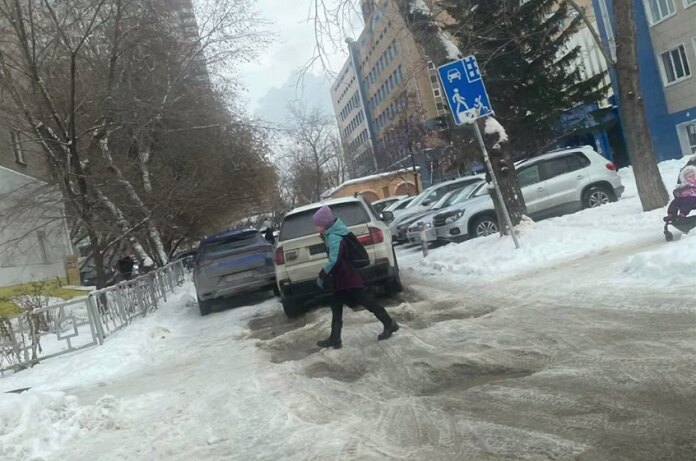 Мэр Новосибирска Максим Кудрявцев получил представление от прокурора города за плохое содержание улиц сообщили в областном надзорном ведомстве Наряду с ним под критику прокуратуры попали руководители районных администраций и коммунальщики Городские власти не привели улицы Новосибирска в нормативное состояние после снегопадов в отведенный срок установила прокуратура Проведенная проверка показала что дороги покрыты слоем снега и льда толщина которых в отдельных случаях превышала 5 см Как сообщили в надзорном ведомстве такой подход угрожает здоровью пешеходов и безопасности дорожного движения Прокуратура внесла более 2 десятков представлений главам районов и дорожно эксплуатационных учреждений получил его и мэр Новосибирска Ведомство также возбудило несколько административных дел по статье ч 1 ст 12 34 КоАП РФ несоблюдение требований по обеспечению безопасности дорожного движения Подробнее по ссылке