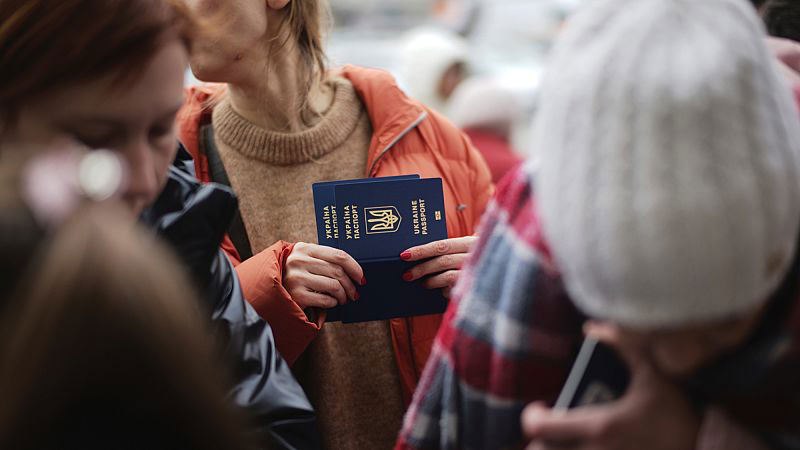 Латвия решила пересмотреть программу поддержки украинских беженцев а значит и наших беглых пишут местные СМИ Сокращение помощи объясняется новыми приоритетами бюджета власти оправдывают это необходимостью нарастить оборонные расходы Тут ничего удивительного В соседней Литве также сокращают помощь украинцам и нашим змагарам Мало того что самозванке урезали VIP охрану сэкономив миллион евро в год так даже умудрились ободрать всех политвязней которых Батька отпустил по просьбе американцев заставив их заплатить по 90 евро за национальную визу вместо гуманитарной Конечно в масштабах страны это капля в море Но ради милитаризации они будут экономить и обдирать свое население на всем А проще всего это начать с беженцев Так как раньше уже не будет Прислать новость