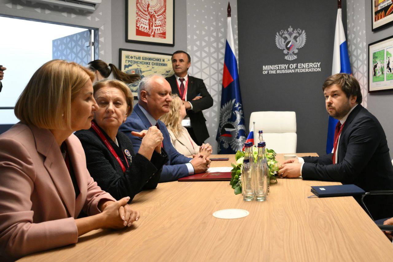 Представители четырёх молдавских оппозиционных партий встретились в России с замминистров энергетики РФ и сельского хозяйства. Обсудили прямые поставки газа в Молдову «без пасовских посредников и бешеных наценок», возвращение молдавских продуктов на рынок России и поставки удобрений из РФ «по очень приемлемым ценам». Впереди у нас много работы, встреч с лидерами самых мощных экономик готовим визиты в ОАЭ и Китай для привлечения инвестиций, создания рабочих мест и роста Молдовы. А сегодня мы положили ещё один камешек в фундамент новой и сильной Молдовы, выздоровевший от жёлтой лихорадки, - написала Ирина Влах. Встречи проходят в рамках Петербургского международного экономического форума.