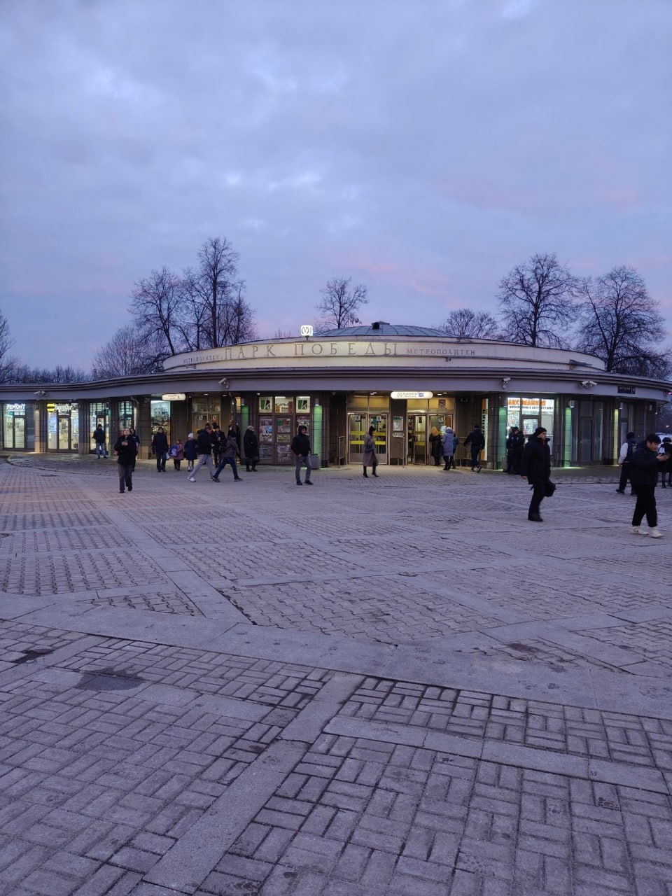 Станция метро "Парк Победы" закрывается на реконструкцию с 6 утра 29 июня  Станция будет закрыта 2 года. На это время Комитет по транспорту обещает усилить движение общественного транспорта, а именно:    С 30 июня на участке трамвайного маршрута № 29 от Трамвайного парка № 1 до пр. Юрия Гагарина организуют дополнительный маршрут № 29В  плановый интервал движения в часы пик- не более 6 минут .  Завершить реконструкцию должны в 2027 году. На станции полностью обновят гидроизоляцию наклонного хода, заменят эскалаторы, построят новый вестибюль.