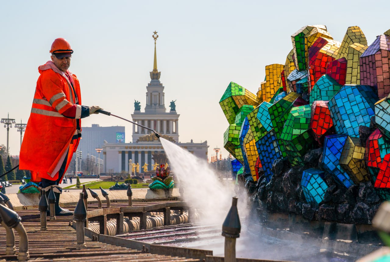 Около 2 тыс. инженерных сооружений промыли в Москве в рамках месячника по благоустройству «В столице в течение апреля проведены масштабные работы по промывке инженерных сооружений. В общей сложности привели в порядок около 2 тыс. объектов – мосты, тоннели, подземные и надземные пешеходные переходы, набережные, фонтаны и памятники», – рассказал заместитель Мэра Москвы Петр Бирюков. Работы включали очистку и промывку конструктивных элементов, бетонных, металлических и стеклянных поверхностей, перильных ограждений, лестничных сходов, при необходимости выполнили локальную окраску. Каждое сооружение промывали по специальной технологии с применением нейтральных растворов, которые не повреждают поверхности. Особое внимание уделили мелким деталям памятников и фонтанов, их очистили вручную. Для промывки тоннелей и мостов применяли щелочные растворы. Кроме того, промыли после осенне-зимнего периода дорожные знаки, информационные щиты, домовые указатели, буферы безопасности, шумозащитные экраны, барьерные и пешеходные ограждения. В работах по промывке инженерных сооружений были задействованы около 2 тыс. рабочих и свыше 250 единиц техники, в том числе автовышки, поливомоечные и тоннелемоечные машины.