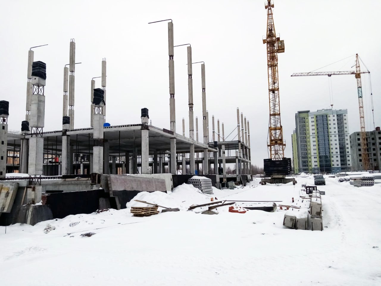 Новосибирску не хватает 10 новых школ наиболее остро проблема с местами в образовательных учреждениях для детей стоит в Кировском Ленинском и Октябрьском районах Заместитель прокурора Новосибирской области Александр Рудь заявил что мощностей семи школ возводимых по концессии уже не хватает чтобы обучить всех детей Необходимо возвести дополнительно как минимум ещё три чтобы все школьники получали знания в одну смену Сейчас прокурором Новосибирска внесены предложения в муниципалитет по финансовому обеспечению строительства новых объектов образования Предварительно мы это оцениваем в 7 миллиардов рублей Поддерживаем предложение