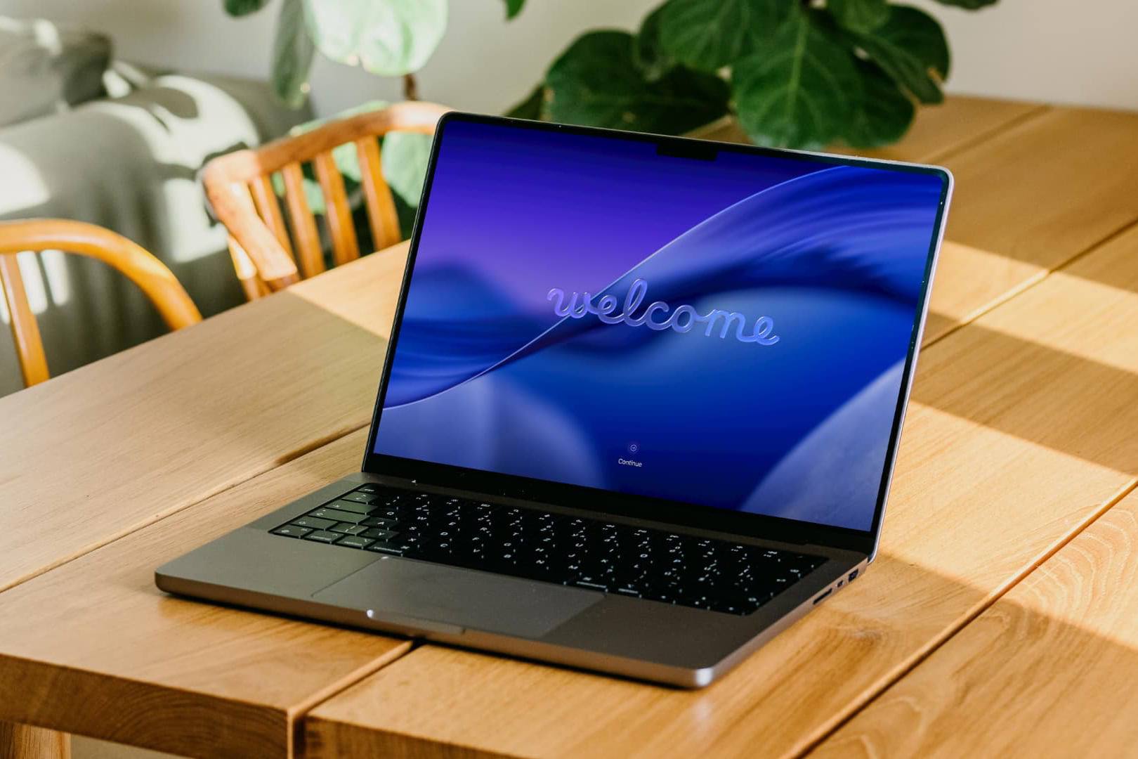 Вышли macOS 26 2 watchOS 26 2 tvOS 26 2 и visionOS 26 2 Номера сборок macOS 26 2 25C56 watchOS 26 2 23S303 tvOS 26 2 23K51 visionOS 26 2 23N301 macOS macOS 26 2 Tahoe Появилась функция Edge Light это подсветка по краю экрана которая имитирует кольцевую лампу Функцию можно включить во время видеозвонков Немного изменился дизайн приложения Apple News В Подкастах появились автоматические главы со ссылками по тайм кодам watchOS 26 2 Улучшилась точность оценки сна Исправлена ошибка с переходами треков в Apple Music tvOS 26 2 Пользователи приставок Apple TV теперь могут создавать профили без Apple Account В приложении Apple TV добавили детский режим с ограничением по возрасту visionOS 26 2 В Safari появилась поддержка WebGPU для HDR и WebXR www iphones ru 1349766 обновления iphonesru