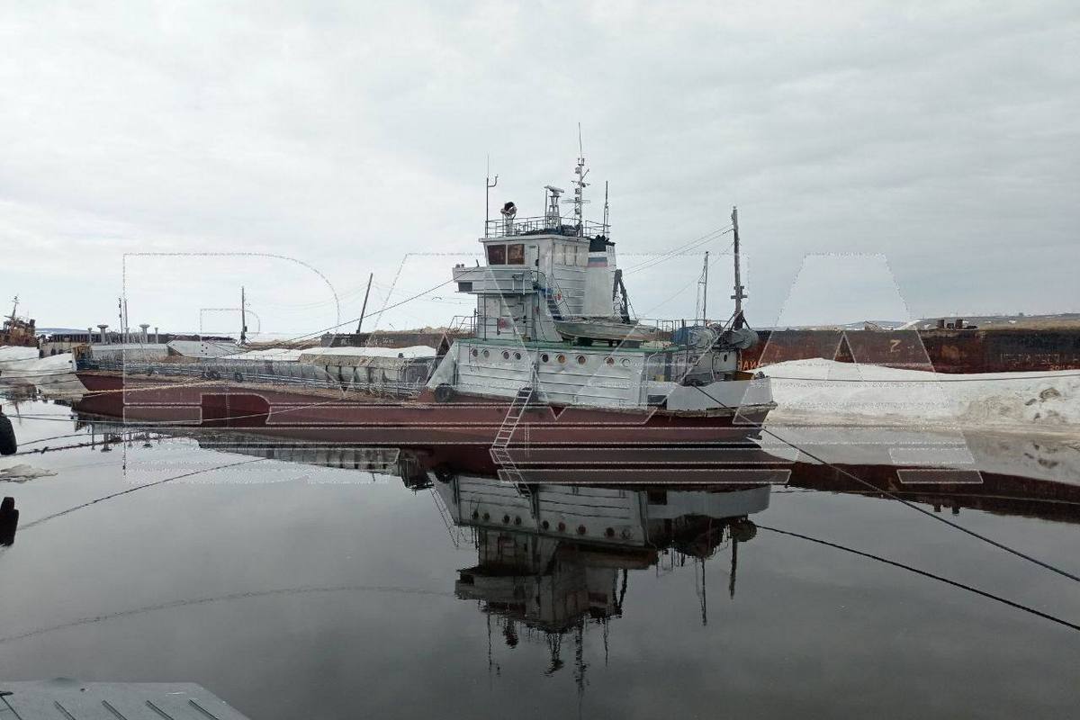 На Чукотке произошел взрыв на танкере Онемен пострадали два человека На малом танкере Онемен АО Анадырьморпорт в 110 км от Анадыря произошел хлопок паров горючей жидкости без последующего горения Один член экипажа и капитан получили травмы и были оперативно авиацией доставлены в Чукотскую окружную больницу Герметичность судна не нарушена танкер буксируется в Анадырь Разлива топлива не произошло Камчатским следственным отделом на транспорте Восточного МСУТ СК России принято решение о возбуждении уголовного дела по признакам преступления предусмотренного ч 1 ст 216 УК РФ Фото с телеграм канал Baza