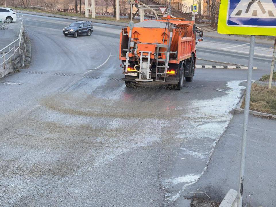 С утра во Владивостоке образовалась наледь, дороги обрабатывают противогололедными реагентами, сообщает администрация города.  К текущему моменту обработаны улицы Иртышская, Корабельная набережная, Калинина, Борисенко - 40 лет ВЛКСМ, Жигура, Колесника, Ульяновская, Университетский пр-т, 4-я Восточная, Восточный пр-т, Комитетская, Садгородская, Успенского, Маковского, пр-т 100-летия Владивостока, Выселковая, Лоскутова, Нейбута, Адмирала Юмашева, Вилкова, Карьерная, Снеговая и ряд других.