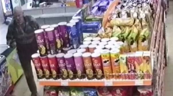 Вооруженный конфликт в «Пятерочке» в Хабаровске: стрельба после ссоры В Хабаровске произошел инцидент с применением оружия в магазине «Пятерочка» на улице Шевчука. По данным очевидцев, мужчина, приехавший на внедорожнике с ребенком, начал ссору со своими знакомыми прямо в торговом зале. Директор магазина попыталась успокоить конфликтующих, но сама пострадала — агрессивно настроенный посетитель ударил ее. На защиту женщины встал один из покупателей, после чего обидчик вышел к машине, взял оружие и выстрелил в дверь магазина. По словам свидетелей, мужчина не находился в состоянии опьянения. После стрельбы он скрылся с места происшествия. Полиция устанавливает тип оружия и степень тяжести травм пострадавшей. Расследование продолжается. Источник - Хабарейро