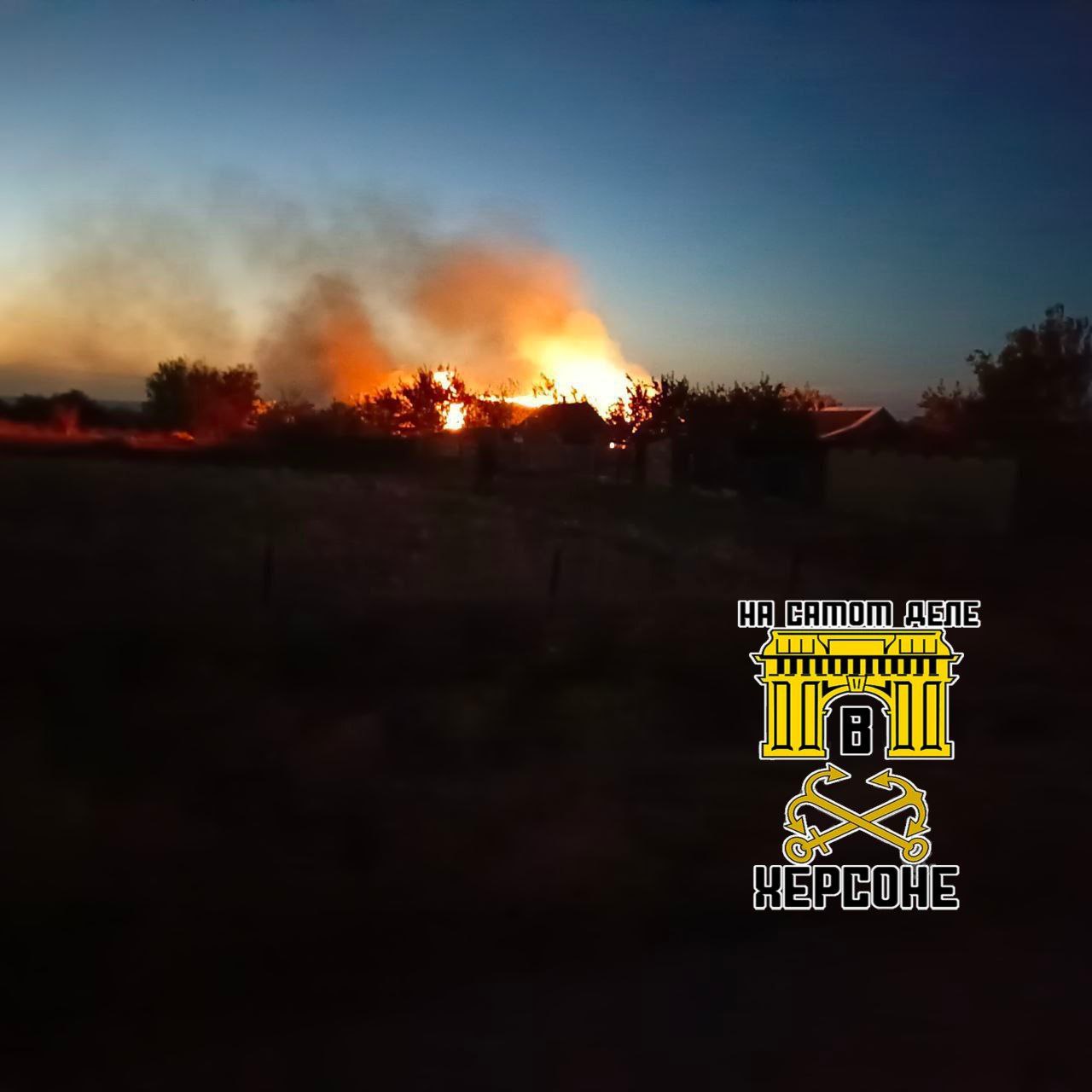 ‼ Вчерашние обстрелы со стороны ВСУ в Херсонской области спровоцировали крупные лесные пожары, охватившие более 600 гектаров. По словам губернатора Владимира Сальдо, очаги возгорания были зафиксированы в различных районах, включая Алешкинский, Скадовский, Голопристанский, Чаплинский, Каховский, Великолепетихский и Новокаховский округа. К счастью, большую часть пожаров удалось потушить. К сожалению, это не единственное последствие обстрелов. Сообщается, что кладбище в Каховке также подверглось обстрелу, в результате чего были повреждены надгробные памятники. ПОДПИСАТЬСЯ Чат Бот Дзен #прилет #пожар #херсон