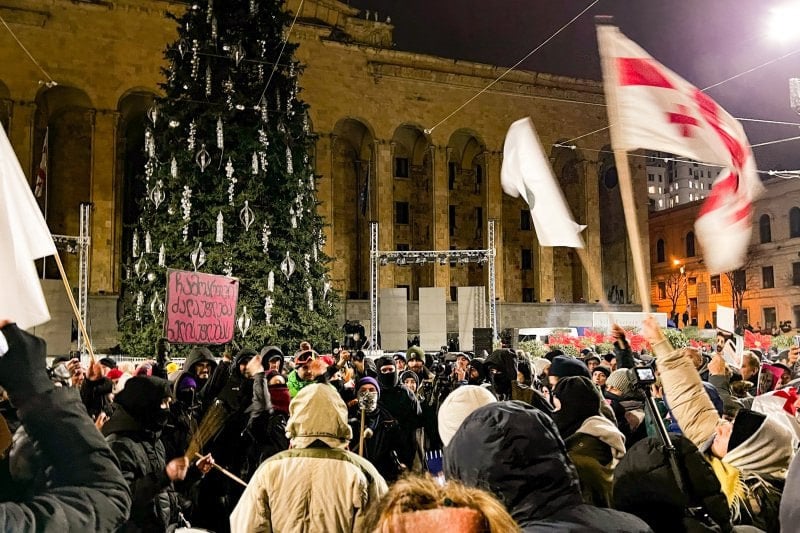 Операция "Саломе": Предновогодняя неделя может окончательно изменить грузинский мир  В понедельник уходящий президент Грузии Саломе Зурабишвили  ее полномочия заканчиваются 29 декабря - от Ред.  обещала более детально рассказать о дальнейших планах. Впрочем, главная интрига ближайших дней заключается в том, рискнет ли г-жа Зурабишвили объявить дату новых парламентских выборов. В том случае, если она примет такое решение, то преступит закон и ей, по словам премьера Ираклия Кобахидзе, будет грозить уголовная ответственность.  Однако точка невозврата во внутригрузинском конфликте уже пройдена и все понимают: из нынешнего противостояния есть только два выхода.    В первом случае, президент Грузии после официального завершения ее полномочий, будет арестована и составит компанию в тюрьме Михаилу Саакашвили. Или отправится в изгнание во Францию, где в прошлом г-жа Зурабишвили работала в министерстве иностранных дел, сформирует там "теневой кабинет" и начнет расшатывать ситуацию в Грузии.    Во втором случае, грузинские власти пойдут на попятную и все же объявят новую дату переголосования, чтобы остановить парализующие экономику протесты.   Оба сценария грозят республике длительным периодом нестабильности и новыми "дворцовыми переворотами":