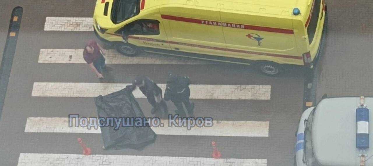 В Кирове на Московской, 213 предположительно из окна выпал человек. Он скончался на месте. Фото: «Подслушано Киров» — 100% анонимно.