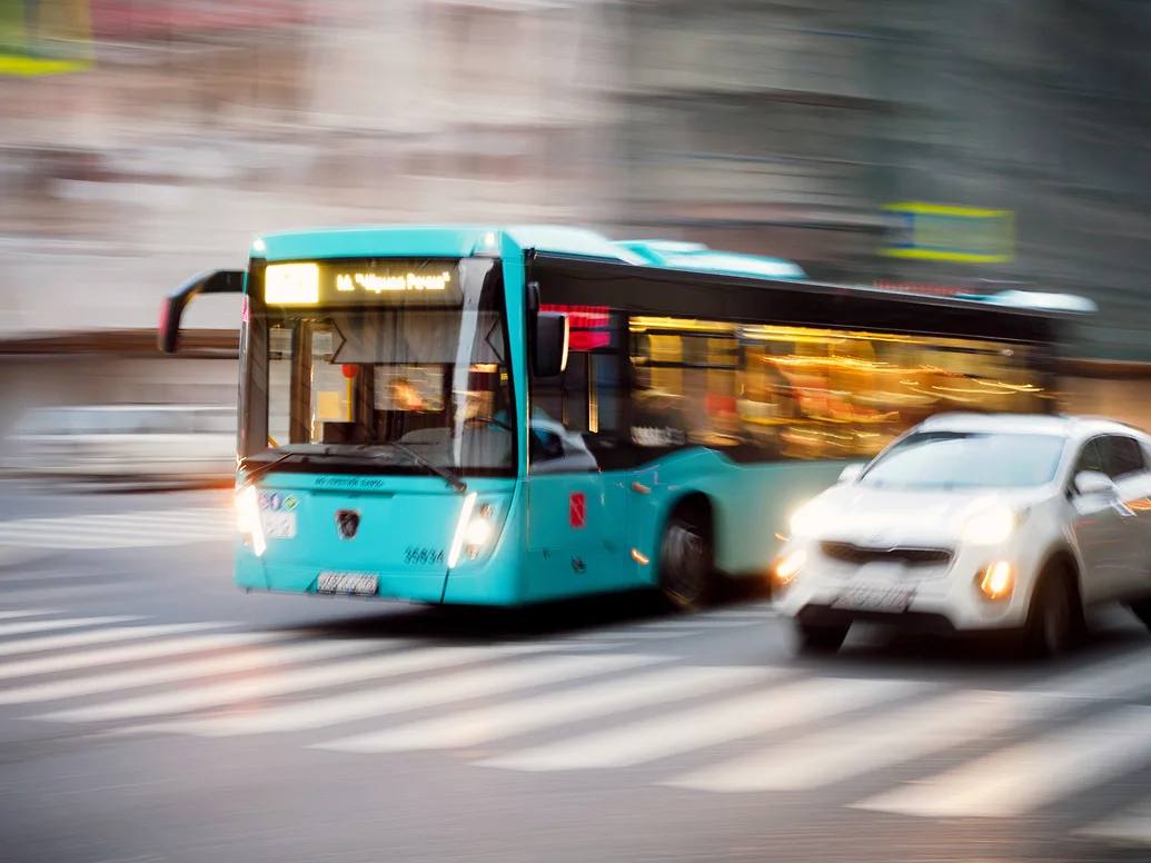 Глава СКР затребовал доклад по делу о перекрытии дороги автобусу приезжими в Тольятти Председатель СКР Александр Бастрыкин поручил представить доклад о ходе расследования уголовного дела и установленных обстоятельствах хулиганских действий приезжих в Самарской области Об этом сообщает СКР По данным ведомства в Тольятти приезжие перегородили дорогу пассажирскому автобусу После этого они проявили агрессию и спровоцировали конфликт с пассажирами и водителем автобуса По данному факту следственные органы СК России по Самарской области возбудили уголовное дело по ст 213 УК РФ хулиганство Ранее сообщалось что СУ СКР по Самарской области возбудило уголовное дело по ст 213 УК РФ хулиганство В региональном ведомстве сообщали что в Самаре мужчины припарковали автомобиль на автобусной остановке перегородив путь пассажирскому автобусу kommersant volga