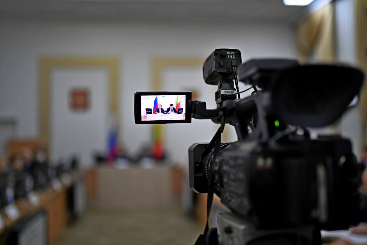 Регион перераспределяет бюджет ввиду списания кредитов федеральным центром В 10:00 в Чите стартует внеочередное заседание Заксобрания Забайкалья Главный вопрос — корректировка краевого бюджета на 2025 год и плановый период. По словам председателя краевого парламента Юрия Кона, до 2030 года планируется списание 18,6 млрд рублей бюджетных кредитов. Уже прощены 3,5 млрд. Это снижает долговую нагрузку и открывает возможности для новых проектов. Спикер отметил, что высвобожденные средства планируется направить на ремонт водо- и теплоснабжения, строительство водозаборов, обновление дорожной сети, реализацию мастер-планов Читы и Краснокаменска, а также на поддержку бойцов СВО — на это предусмотрено 4,4 млрд рублей. Фото: тг-канал «Депутат Забайкалья»