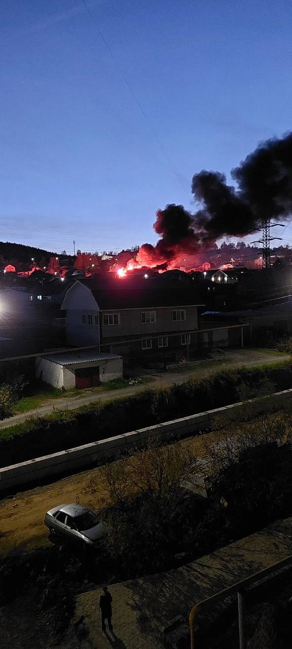 Серьезный пожар в частном секторе  В Златоусте на улице Гурьевская горят два дома и надворные постройки, есть угроза распространения огня на третий дом    «Еще два дома отбили  получили сильное тепловое воздействие , но не разгорелись. На месте работает 7 единиц техники и 28 человек личного состава»-, сообщают в МЧС региона.   По пострадавшим пока информация не поступила. Мы следим за развитием событий.   Фото: очевидцы    Вести Южный Урал   Челябинск