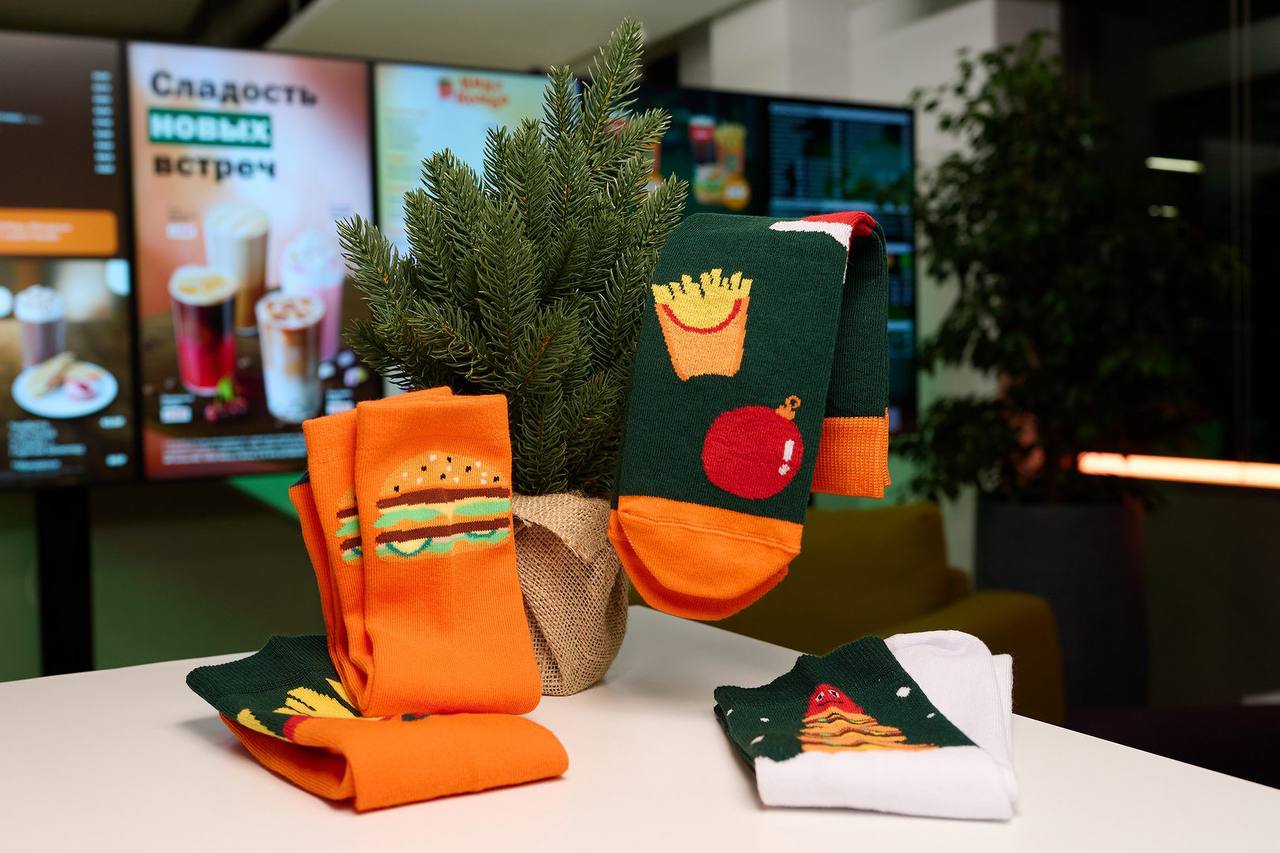 Носки от Вкусно и точка завезут в сеть уже сегодня Они будут частью комбо с бургером и картошечкой а попасться может одна из четырех пар С новогодними игрушками Со снеговиком С картошкой фри С Биг Хитом Праздничные носочки в офис