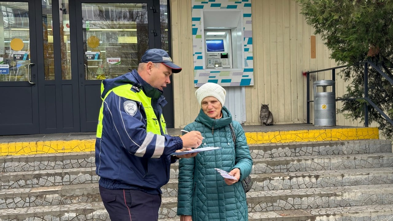 В Севастополе полицейские вновь провели профилактическую акцию под названием «Банкомат»  В этот раз правоохранителям удалось охватить 40 объектов в разных районах города – площадки с банкоматами в торговых центрах, отделения банков, магазины и другие публичные места.  В мероприятии были задействованы сотрудники ДПС Госавтоинспекции и отдельного батальона ППСП имени Василия Бузина УМВД России по г. Севастополю, участковые уполномоченные полиции, сотрудники отделов по делам несовершеннолетних и отдельных рот патрульно-постовой службы полиции районных отделов МВД. Стражи порядка проводили разъяснительную работу с жителями города у банкоматов, расположенных в различных общественных местах. Также в рамках мероприятия полицейские наблюдали за поведением пожилых граждан, ведь именно с помощью банкоматов обманутые пенсионеры чаще всего перечисляют свои деньги мошенникам.  Помимо того, что сотрудники разъясняли жителям, какие виды мошенничества сейчас распространены, и как себя вести во время разговора с аферистом, они также раздавали информационные буклеты-памятки. За время мероприятия удалось провести более полутора тысяч индивидуальных бесед, половина из которых – с лицами преклонного возраста.   Кроме того, в ходе мероприятия удалось выяснить, что севастопольцы в большинстве случаев осведомлены о проблеме дистанционного мошенничества, и знают, как уберечь себя от телефонных аферистов.