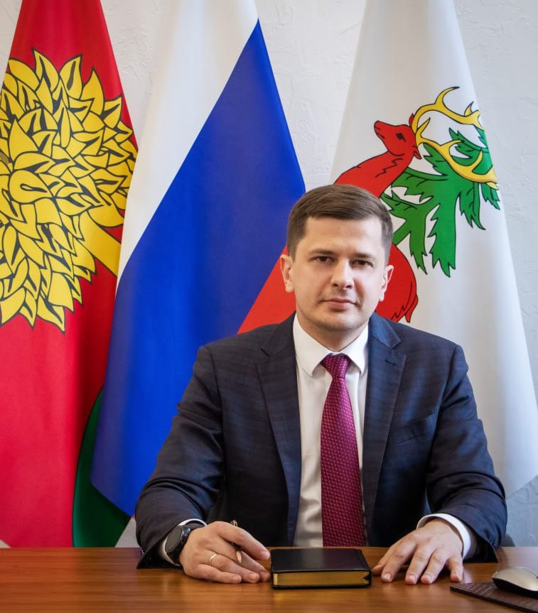 Вячеслав Жабин избран главой Ельца Сессия местного Совета депутатов состоялась сегодня. Депутаты выбрали Вячеслава Жабина единогласно. На должность главы города претендовали три кандидата: и.о. мэра Ельца Жабин, заместитель директора Елецкого колледжа экономики, промышленности и отраслевых технологий Сергей Ханин и директор детского оздоровительного центра города Ельца «Белая берёзка» Павел Богданов.