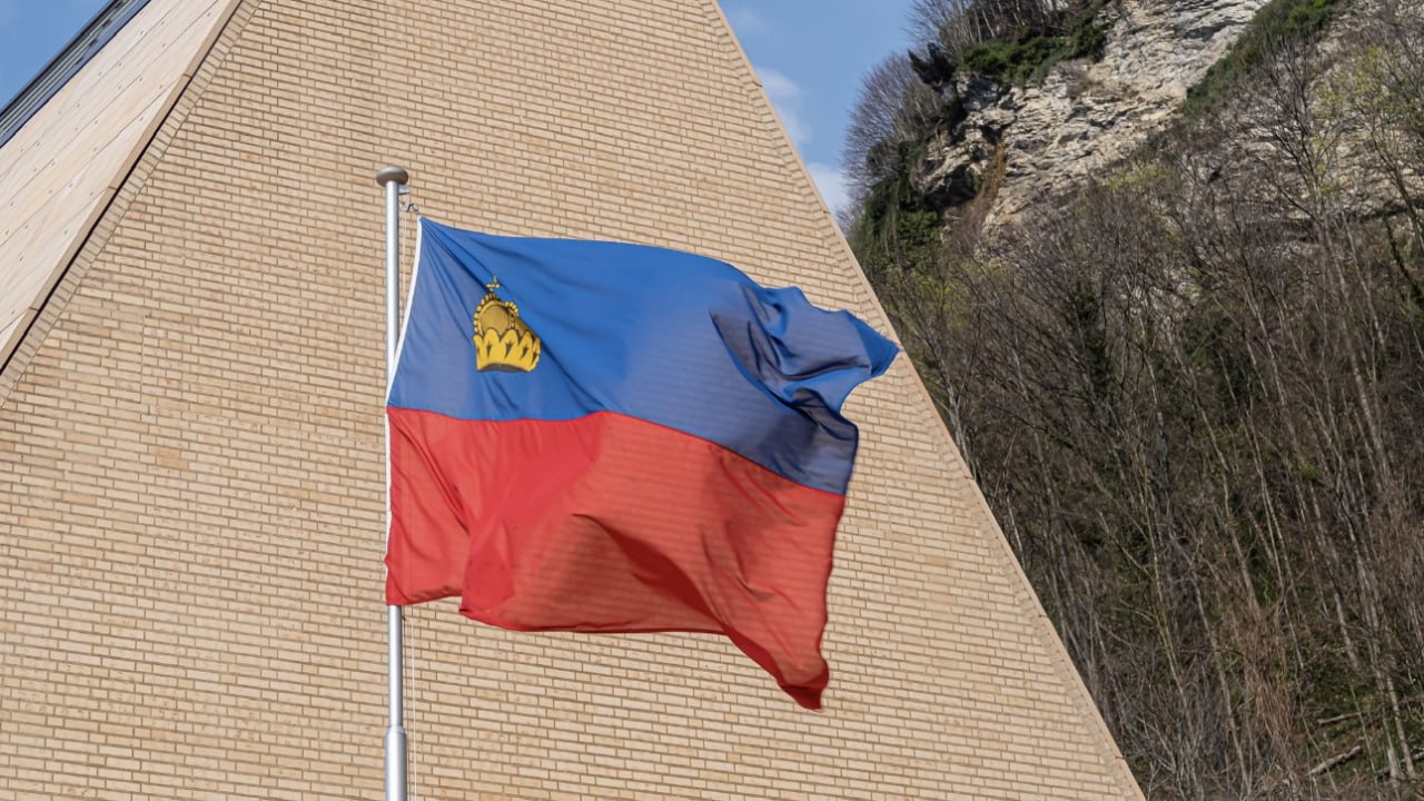 FT: В Лихтенштейне из-за антироссийских санкций начался кризис трастовых фондов Ряд организаций были включены в санкционные списки из-за якобы возможной связи с россиянами, сообщает издание. Из-за угрозы вторичных санкций Управление финансовых рынков Лихтенштейна FMA распорядилось прекратить связи управляющих фондами с клиентами из РФ. По этой причине директоры стали массово уходить с должностей, что оставило ряд фондов й без какого-либо управления. Юрист несколько таких фондов заявил FT, что речь идет о "многомиллиардных зомби-трастах". Он признал, что никогда не сталкивался с подобным. Правительство Лихтенштейна создало чрезвычайную группу для решения проблемы.