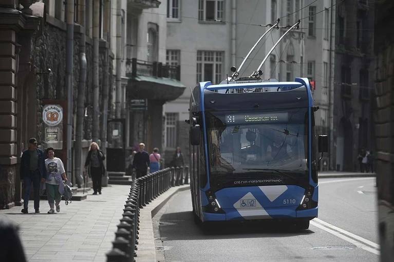 В наземном транспорте Петербурга запустят оплату по биометрии Оплатить поездку в городе «лицом» можно было только в метро — на станциях «Гостиный двор», Площадь Восстания» и «Приморская». А теперь умные технологии захватят автобусы, трамваи и троллейбусы. Транспорт оборудуют специальными терминалами для распознавания лиц. Соглашение о внедрении оплаты по биометрии в наземном общественном транспорте подписали на ПМЭФ губернатор Александр Беглов и президент-председатель правления Банка ВТБ Андрей Костин. : Алексей Булатов : СПб — отдай свой буст нам