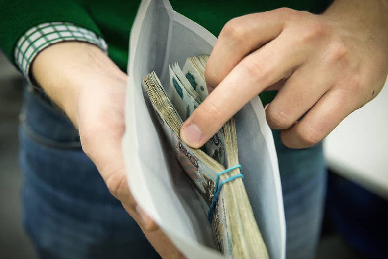 Москва доначислила налоги 64 тысячам неработающих бюджет пополнился на 9 млрд Столичное управление ФНС подвело итоги начатой в 2025 году проверки трудоспособных москвичей которые официально нигде не работают и не декларируют доходы В результате почти 64 тыс человек формализовали источники получения своих денежных средств Руководитель управления Марина Третьякова сообщила что работа по легализации доходов принесла бюджету более 9 млрд руб пишет РБК Что ещё дала налоговая кампания Помимо легализации неработающих в 2025 году в Москве 29 тыс человек дополнительно задекларировали доходы от операций с имуществом доначислено более 2 млрд руб Легализован труд 85 тыс работников включая 7 тыс иностранцев ФНС подчёркивает что работа будет продолжена при активном взаимодействии со всеми заинтересованными контролирующими ведомствами Кто под прицелом и откуда данные Юристы поясняют что внимание налоговиков сосредоточено на тех кто совершает крупные сделки фигурирует в международном налоговом обмене сдаёт недвижимость по заниженной стоимости занимается предпринимательством без регистрации Основной источник информации банковские данные о движении денежных средств Общероссийский тренд и планы до 2027 Московская кампания часть федеральной стратегии Правительство утвердило план по борьбе с нелегальной занятостью на 2025 2027 годы включающий 18 мер По данным Минтруда по итогам 2025 года из тени в целом по России выведены почти 1 млн сотрудников 976 тыс что на 20 больше чем годом ранее Работа по обелению рынка труда набирает обороты Навигация по каналам  Акции  Облигации  Китай  Трейдинг  Новости  Клуб