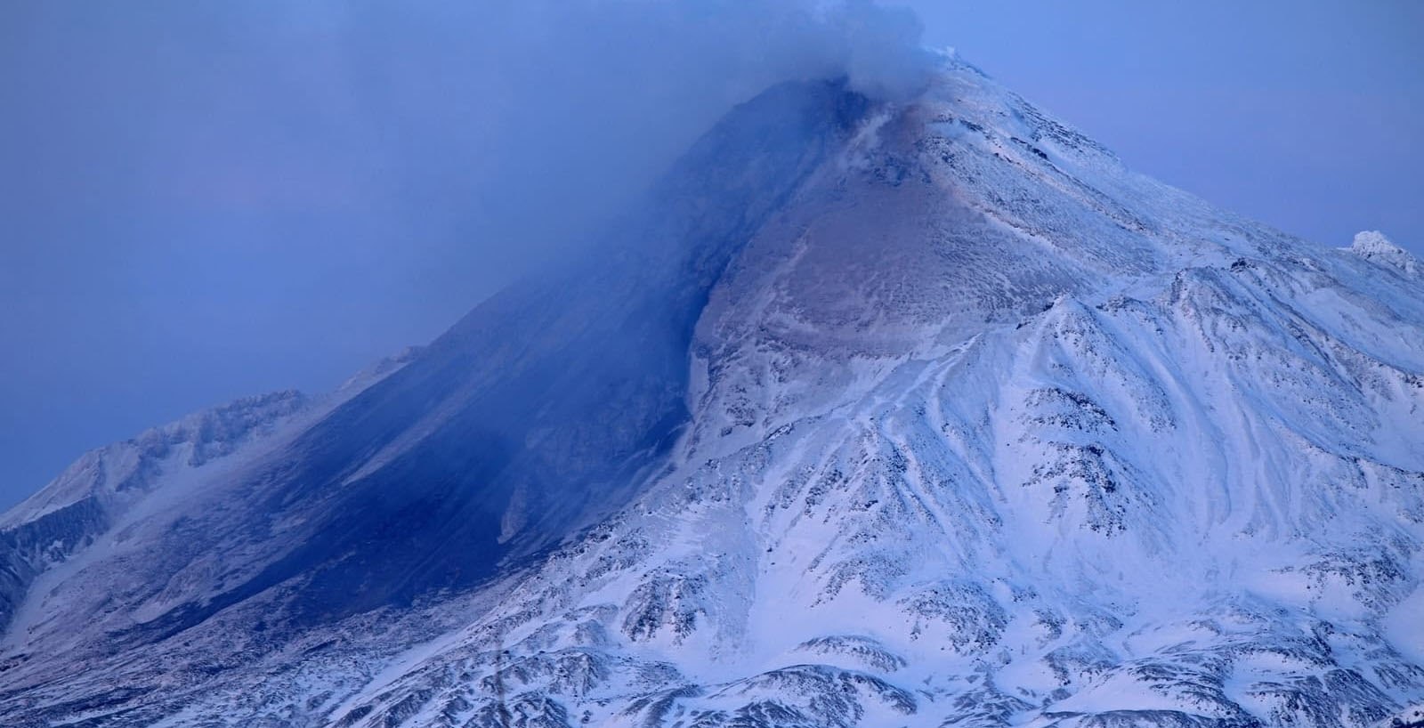 Пепловый выброс и раскаленные лавины на Камчатке извергается вулкан Безымянный Вулкан Безымянный на Камчатке перешёл в активную фазу С утра наблюдаются сходы горячих лавин и выброс пепла высотой более 5 километров Нажмите для подробностей kam24 ru news main 20251126 123035 html utm source telegram utm medium messenger