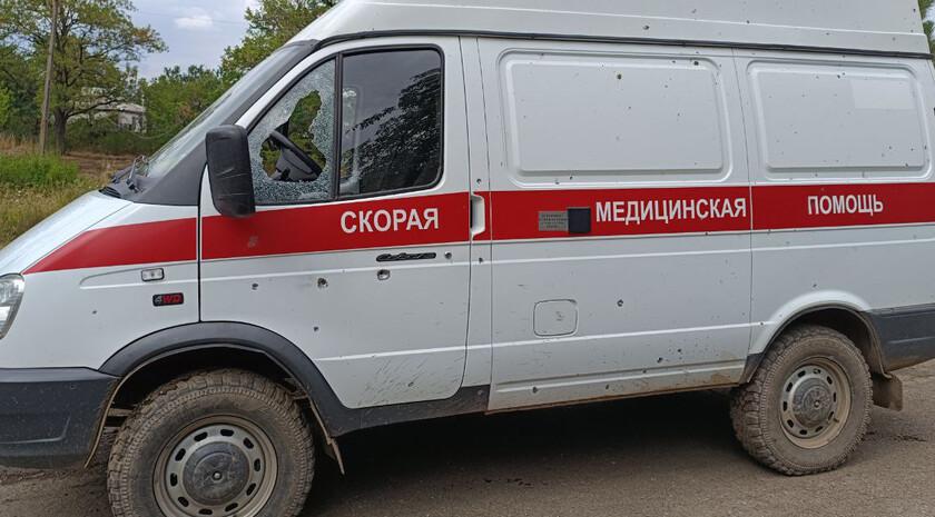 Украинский дрон атаковал машину скорой помощи в селе Троицкое  ЛНР , сообщила глава Минздрава региона Наталия Пащенко.  В момент удара в машине находилась 62-летняя пациентка с острым нарушением мозгового кровообращения, которую везли на госпитализацию, а также ее дочь.  В результате атаки ранения получили водитель и два фельдшера. Несмотря на повреждения автомобиля и полученные ранения, бригада скорой помощи смогла доставить пациентку и ее дочь в больницу города Стаханов, где всем пострадавшим была оказана необходимая медицинская помощь.      Подписаться    Написать в редакцию