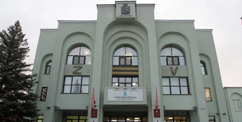 В Самаре ввели режим повышенной готовности после атаки БПЛА 23 апреля Такое решение принято на заседании городской комиссии по чрезвычайным ситуациям которое провел глава города Иван Носков В совещании также участвовали представители правоохранительных структур прокуратуры МЧС и Следственного комитета Обследование контуров поврежденных зданий завершено временно вводим режим повышенной готовности заявил Иван Носков Разбитые окна в ближайшее время будут заменены за счет муниципалитета Градоначальник уточнил что электричество в пострадавших зданиях уже восстановлено а жителей перевели в пункты временного размещения Им обеспечено питание и психологическая поддержка добавил глава Самары   oboz info v rezultate ataki vsu na samaru i novokujbyshevsk odin chelovek pogib est postradavshie