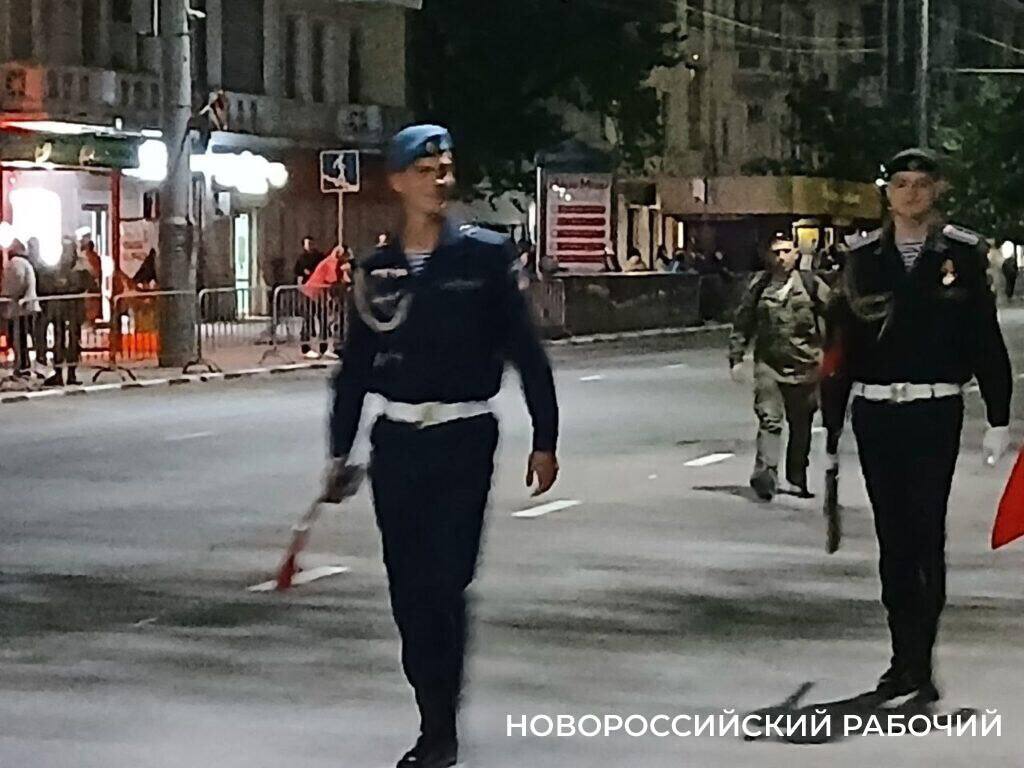 В Новороссийске вчера вечером прошла репетиция Парада Победы. По улице Советов проехала военная техника и прошли парадные расчеты. В этом году Новороссийск станет единственным городом в Краснодарском крае, где 9 мая состоится Парад Победы. Фото: Новороссийский рабочий свои фото, видео и истории присылайте нашему боту Краснодар Телетайп Подписаться