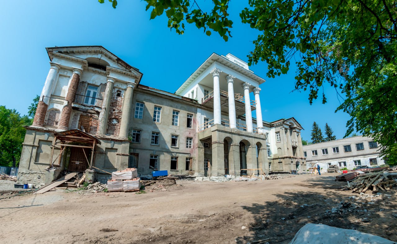 В кыштымской усадьбе Демидовых появится уникальный музей  В будущем году в Кыштыме планируется завершить реставрацию старинной усадьбы Демидовых, известной также как Белый дом. В историческом здании планируется разместить уникальный музей. В планах властей – сотрудничество с ведущими федеральными музеями, чьи экспозиции можно будет размещать в залах для временных выставок.   Планы по развитию нового культурного пространства анонсировал заместитель губернатора Челябинской области Вадим Евдокимов во время своей лекции на фестивале «Ярмарка на рудниках». Темой лекции стало формирование культурного кода Южного Урала.   Вадим Евдокимов сообщил, что флигели справа и слева от главного здания усадьбы Демидовых уже готовы. Планируется, что реставрация основного здания будет завершена в следующем году. Губернатор Алексей Текслер поставил задачу, чтобы в начале года главная усадьба открыла свои двери.  Вице-губернатор уточнил, чтобы музей стал полноценным, строители должны завершить работы, администрация должна ее принять. После ухода строителей необходимо будет время, чтобы создать экспозицию.   «Необходимо подойти к этому не просто с точки зрения закупки материалов и их выставления, но чтобы была идея. У Краеведческого и Кыштымского музеев много экспонатов, и мы хотим связать их с усадьбой. Хотя Демидовы никогда не были в этой усадьбе, тем не менее, необходимо соотнести это здание с их родом. У управляющих этой усадьбы была интересная история, и мы планируем разработать захватывающие экскурсии и создать интересную историческую экспозицию. Мы также хотим сделать познавательный квест для детей», - поделился планами Евдокимов.