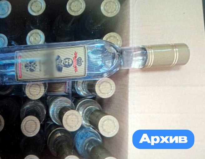 В Карталах задержанному полицейскими за оборот немаркированной продукции предпринимателю городской суд вынес приговор  Карталинский городской суд огласил приговор в отношении индивидуального предпринимателя, признанного виновным в совершении преступления, предусмотренного пунктом «б» части 6 статьи 171.1 УК РФ  приобретение, хранение, перевозка, сбыт товаров и продукции без маркировки в особо курном размере .   ‍ Противоправную деятельность 50-летнего мужчины пресекли сотрудники группы экономической безопасности и противодействия коррупции Межмуниципального отдела МВД России «Карталинский».    Благодаря собранным полицейскими материалам в суде доказано, что подсудимый с целью сбыта приобрел на челябинском рынке немаркированные табачные изделия и алкогольную продукцию различного наименования, которые реализовывал в магазине, расположенном в Карталах.    В ноябре 2024 года в ходе проведения комплекса мероприятий оперативники изъяли свыше 16 тысяч пачек сигарет и 369 бутылок водки, которые хранились как по месту их реализации, так и в гаражном боксе.  Согласно заключению эксперта в бутылках находилась спиртосодержащая жидкость крепостью 30-36%. Общая стоимость изъятой немаркированной продукции составила более 2,1 миллионов рублей.    С учетом наличия смягчающих обстоятельств судом виновному назначено наказание в виде штрафа в размере 400 тысяч рублей. Также сохранен арест на магазин осужденного до исполнения наказания в виде штрафа, а изъятая продукция будет уничтожена.    #мвд74 #ПолицияЮжногоУрала #полиция74 #челябинскаяобласть #экономика #карталы