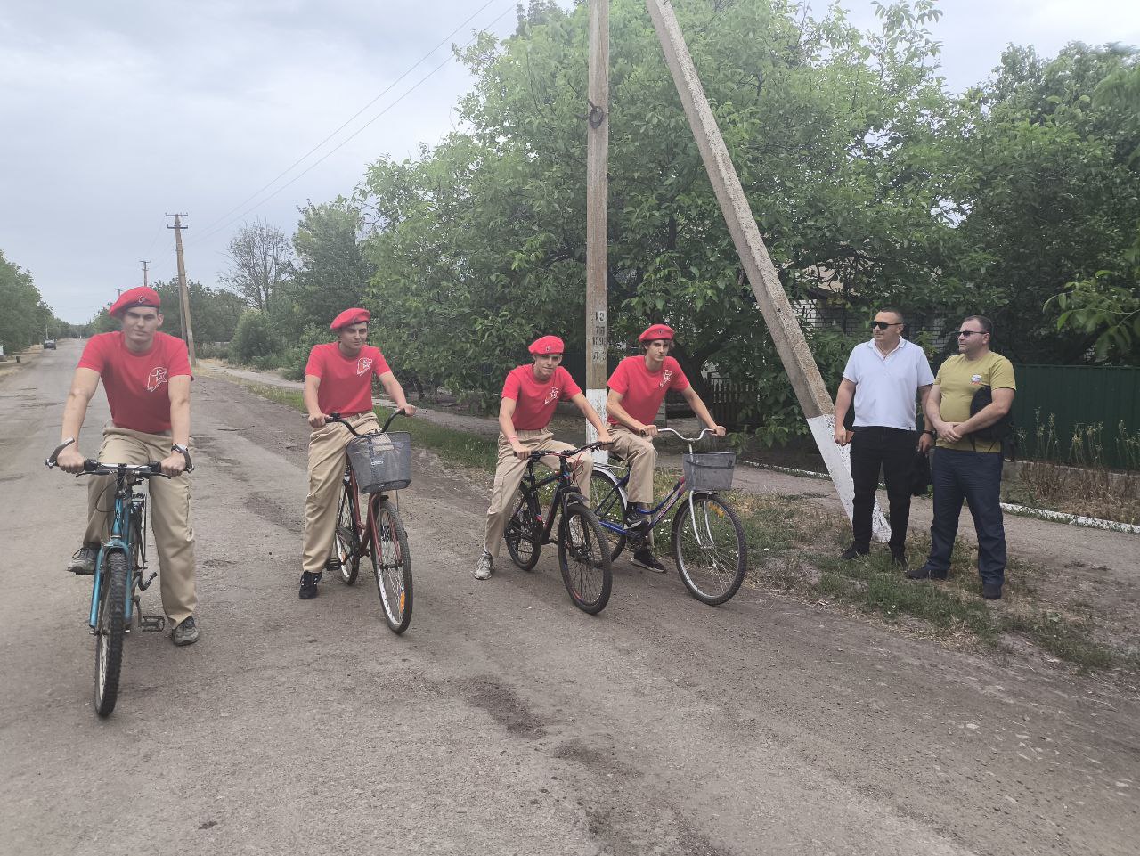 В Рубановке состоялся велопробег, посвященный Дню молодежи  Мероприятие, прошедшее при поддержке главы Великолепетихского округа Ольги Барановской, объединило юноармейцев, волонтеров "Единой России" и активных жителей села.   "Велопробег стал не только спортивным мероприятием, но и площадкой для укрепления связей между поколениями и продвижения ценностей здорового образа жизни", — отметили в Великолепетихской администрации.     ПОДПИСАТЬСЯ НА ТАВРИЮ