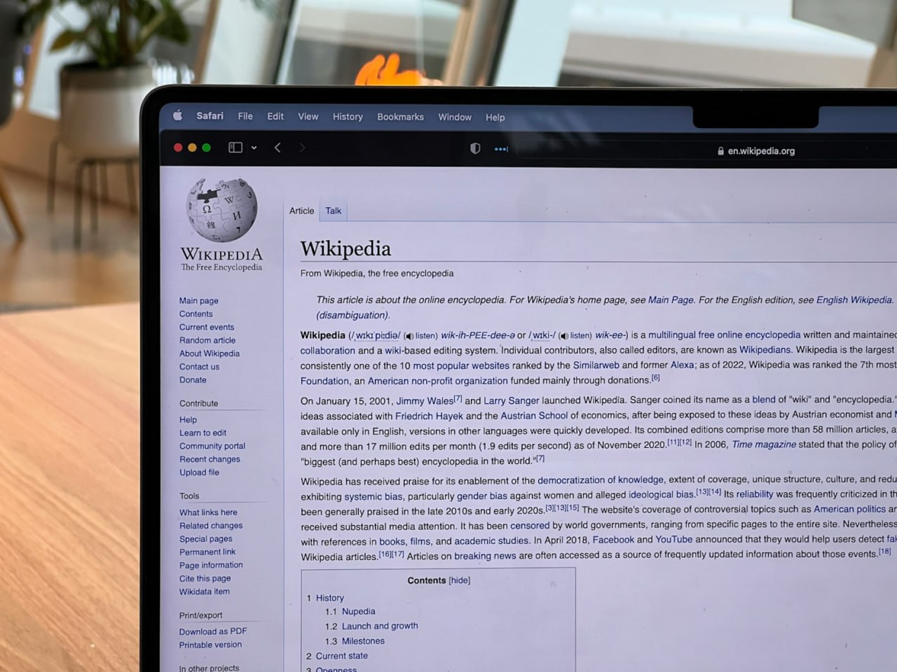 Википедия теряет трафик и винит в этом AI Искусственный интеллект Машинное обучение Будущее здесь Научно популярное Посещаемость Википедии заметно снизилась по сравнению с прошлым годом сайт потерял около восьми процентов аудитории Для платформы которая долгие годы оставалась одним из самых популярных ресурсов в мире это тревожный сигнал В руководстве фонда Wikimedia уверены главная причина стремительный рост использования искусственного интеллекта Всё больше людей получают ответы на свои запросы не из Википедии напрямую а из сводок которые формируют чат боты и поисковики с функциями AI Теперь когда человек задаёт вопрос Google или ChatGPT ему не нужно переходить по ссылке ответ уже встроен прямо в выдачу И часто он составлен на основе данных из Википедии хотя пользователь об этом может и не знать По сути искусственный интеллект стал посредником между человеком и энциклопедией забирая на себя большую часть трафика Для Википедии это не просто цифры это угроза финансовой устойчивости Проект живёт исключительно на добровольные пожертвования и чем меньше людей посещает сайт тем меньше средств поступает на его развитие Уже сейчас в Wikimedia обсуждают как компенсировать падение доходов и сохранить стабильную работу серверов модераторов и сообщества добровольцев которые ежедневно редактируют статьи В ответ фонд готовит PR кампанию чтобы напомнить людям именно Википедия остаётся источником достоверных знаний а не просто поставщиком данных для ИИ Параллельно рассматриваются технические меры по ограничению доступа ботам которые автоматически скачивают контент для обучения языковых моделей Руководство фонда подчёркивает что не выступает против AI наоборот признаёт его ценность для распространения знаний Но организация требует чтобы технологические компании уважали авторов предоставляли обратные ссылки и участвовали в поддержке инфраструктуры энциклопедии Ведь пока ИИ становится умнее именно люди остаются теми кто наполняет интернет фактами проверками и контекстом