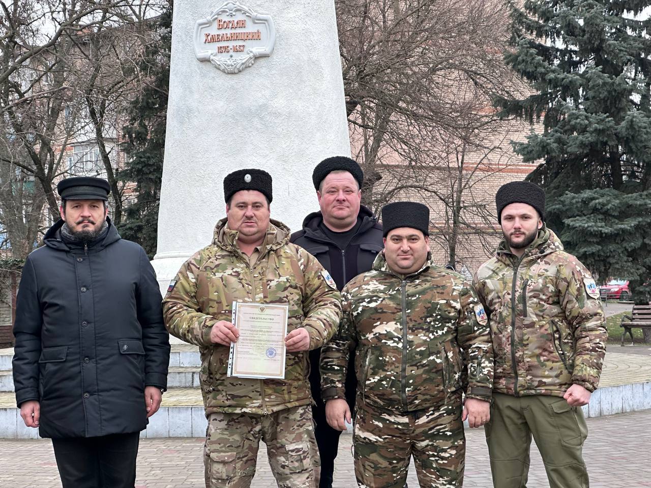 Первое казачье общество в Запорожской области официально зарегистрировано  Первым в регионе документы о регистрации получило Приазовское хуторское казачье общество, а его атаман Виктор Сергеевич Пляшка — первый официально утверждённый атаман хуторского казачьего общества в Запорожской области.  Так положено начало формированию Запорожского казачьего округа и возрождению настоящего служивого  Запорожского казачества. Этап регистрации казачьих обществ —  важная часть пути к возрождению казачества в регионе, традиций и ценностей, оплотом которых были и есть казаки.  Напомню, что в декабре на заседании рабочей группы при Губернаторе по делам казачества утверждены кандидатуры атаманов казачьих обществ, формируемых в Запорожской области как части российского реестрового казачества. На следующей неделе регистрация казачьих обществ продолжится.