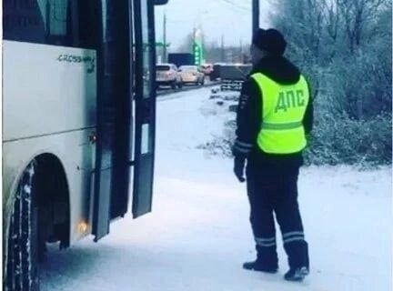 Уважаемые жители и гости Самарской области! В связи с неблагоприятными погодными условиями, Управлением Госавтоинспекции Самарской области принято решение об ограничении выезда маршрутных транспортных средств, осуществляющих движение по межмуниципальным и межрегиональным пассажирским перевозкам. Время действия ограничений 16.02.2025 до 15:00   время ограничения может быть изменено по причине продолжения действия неблагоприятных погодных условий.   Данная мера направлена на обеспечение безопасности дорожного движения.