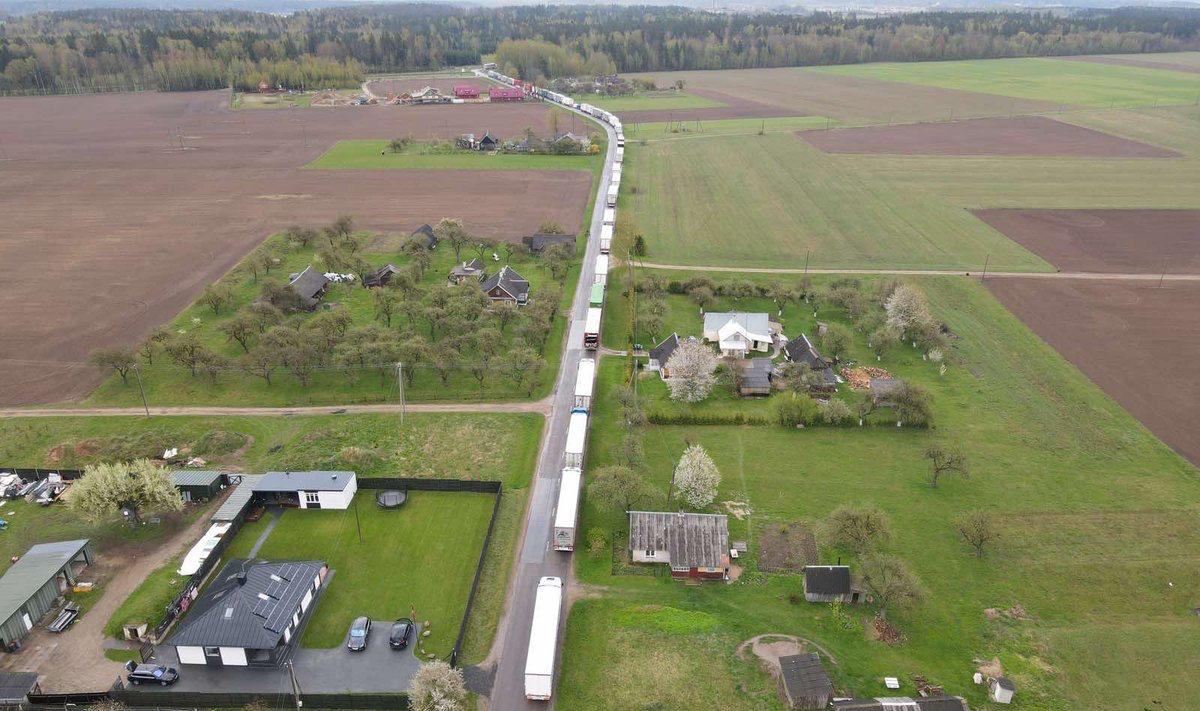 В субботу Беларусь отказалась временно открыть пункт пограничного контроля в Шальчининкае чтобы в Литву могли вернуться тысячи грузовиков застрявших на границе Об этом сообщил советник премьер министра По его словам коммуникация с белорусской стороной проходит сложно режим продолжает эскалацию ситуации Белорусские власти продолжают создавать искусственные препятствия для литовских и европейских компаний чтобы те не могли вернуть своё имущество грузовой транспорт из Беларуси заявил в субботу Игнас Добровольскас Позже он отметил что белорусская сторона продолжает эскалацию напряжённой ситуации на границе Коммуникация идёт плохо Мы хотели чтобы белорусская сторона пропустила грузовики зарегистрированные в Литве и ЕС и мы не создаём для этого никаких препятствий Но Беларусь скажем так капризничает отвечает письмами не имеющими отношения к нашему запросу и продолжает эскалацию сказал Добровольскас утром в субботу www delfi lt a 120171532