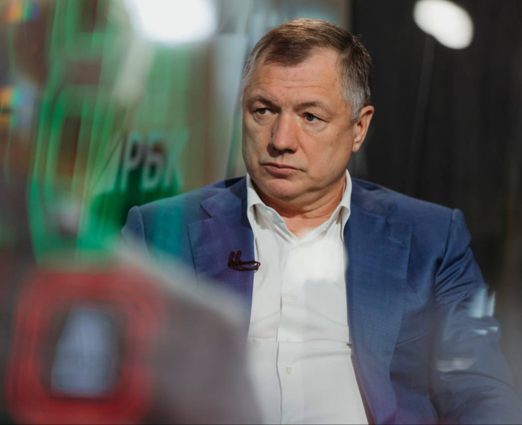 Хуснуллин рассказал о больших рисках на рынке строящегося жилья «Мы видим, что происходит на рынке с жильем. Мы видим риски очень большие по жилью, пока мы за счет накопленного запаса прочности компаний стабильность удерживаем, пока мы не видим какого-то краха и каких-то рисков. Но если ситуация в финансовой сфере так будет продолжаться, последствия могут быть значительно хуже», — сказал вице-премьер России Марат Хуснуллин в ходе сессии «Не просто стройка: финансирование инфраструктуры как основа экономического роста». Замглавы Минстроя Никита Стасишин добавил, что за пять месяцев этого года число выданных разрешений на строительство упало на 22% — рекордное снижение. Он также подчеркнул, что при градостроительном потенциале в 456 млн кв. м страны значительная просадка в строительстве особенно в 2027 году становится практически неотвратимой. #мнения Фото: Михаил Гребенщиков / РБК Читать РБК Недвижимость в Telegram
