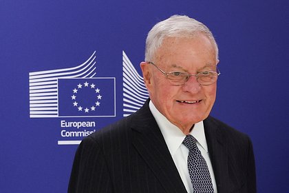 Келлог назвал причину задержки подписания сделки по недрам  Подписание сделки по недрам между Соединенными Штатами и Украиной затягивается из-за трудностей, связанных с переводом документов. Причину задержки заключения соглашения раскрыл спецпосланник президента США Кит Келлог в эфире телеканала Fox News. «Им пришлось переводить три разных документа, а не один. На самом деле было три документа, которые нужно было перевести и тщательно проработать. Что касается мелких деталей, они готовы подписать соглашение прямо сейчас, я знаю, что они готовы», — сказал Келлог. Ранее газета The Financial Times писала, что высокопоставленные чиновники в США опасаются, будто Украина может попытаться в последний момент изменить условия сделки по минеральным ресурсам. Подобные действия Киева могут «привести к снижению прозрачности и подотчетности», указано в статье.