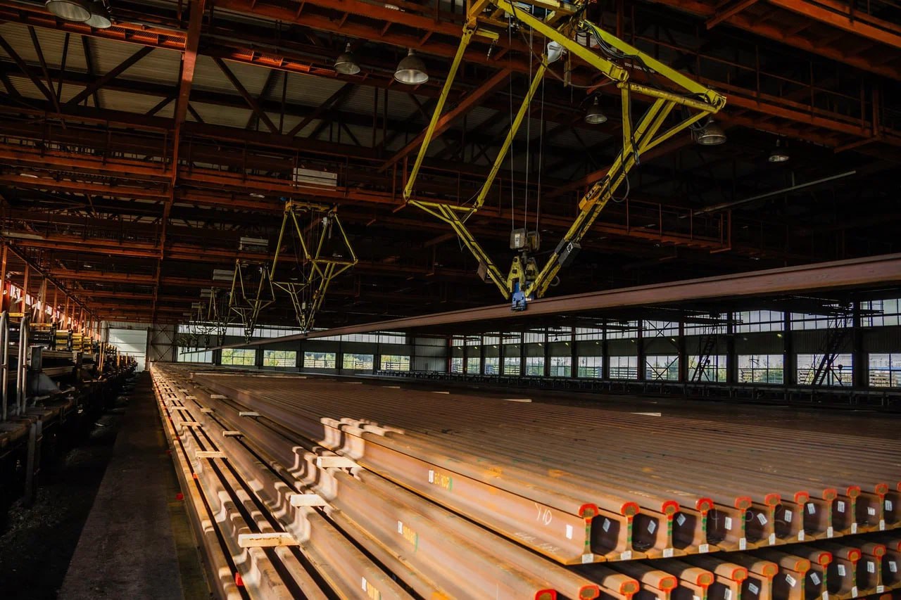 На ВСМ отправлена пятая часть рельсов Западно Сибирский металлургический комбинат входит в холдинг ЕВРАЗ с августа по ноябрь поставил более 28 тыс тонн рельсов для новой высокоскоростной магистрали ВСМ Это почти 20 от общего контракта с РЖД сообщили в холдинге Всего по договору комбинат до конца 2027 года произведет и отгрузит 161 тыс тонн рельсов марки ДТ350ВС400 полностью обеспечив железнодорожные пути новой магистрали ДТ350ВС400 продукт созданный на заводе в партнерстве с РЖД и специалистами ведущих научных институтов Разработка рельсов велась с 2021 года специально для российских ВСМ Рельсы ДТ350ВС400 это основной продукт комбината на сегодня Можно с уверенностью сказать что они не имеют аналогов в мире заявил операционный директор ЕВРАЗ ЗСМК Алексей Головатенко Ключевые особенности рельсов для ВСМ   Точность Как утверждается они превосходят мировые стандарты по прямолинейности и точности профиля Это основа для плавного хода на сверхвысоких скоростях   Универсальный климатический диапазон Работоспособны при температуре от 60 C до 60 C Повышенная ударная вязкость при минус 60 градусов гарантирует безопасность в суровых российских условиях Рельсы полностью соответствуют жестким требованиям Технического регламента Таможенного союза О безопасности высокоскоростного железнодорожного транспорта сертификат соответствия получен в ноябре 2025 года Как из этих рельсов соберут высокоскоростной путь В сентябре на рельсосварочном предприятии 1 в Санкт Петербурге приступили к сварке 100 метровых рельсов в 800 метровые плети как полторы Останкинские башни Как пояснил заместитель главного инженера Центральной Дирекции по ремонту пути филиала РЖД Сергей Кириленков 800 метров это оптимальная длина для транспортировки к местам укладки Для сварки разработан особый режим чтобы стык выдерживал 200 тонн статической нагрузки а отклонение не превышало 0 2 мм Готовые плети будут доставлять к будущей трассе специальными составами плетевозами Для их укладки на безбалластное основание создается шесть комплексов уникальной техники Они будут вытягивать 800 метровую рельсовую плеть прямо на подготовленное основание Монокль главное о русском бизнесе и не только Подписаться